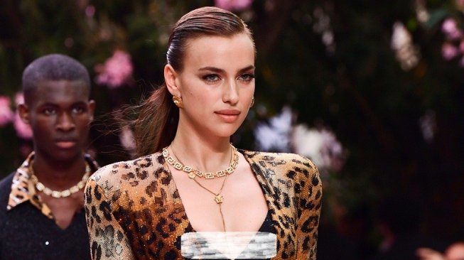 Irina Shayk, saat berjalan di Versace men's Spring-Summer 2020 collection dalam Milan Fashion Week [AFP]