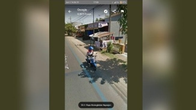 Penangkapan gambar lucu Google Street View. [Twitter]