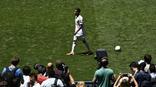 Rodrygo Goes diperkenalkan sebagai pemain baru Real Madrid di Santiago Bernabeu, Selasa (18/6/2019) [AFP]