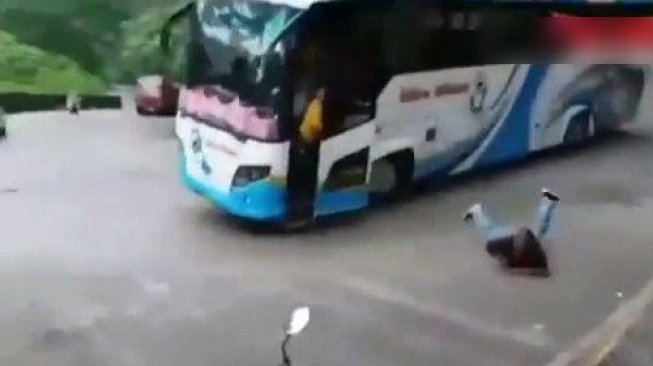 Jatuh dari Bus dan Cium Aspal, Bapak Ini Masih Bisa Berdiri dan Merokok