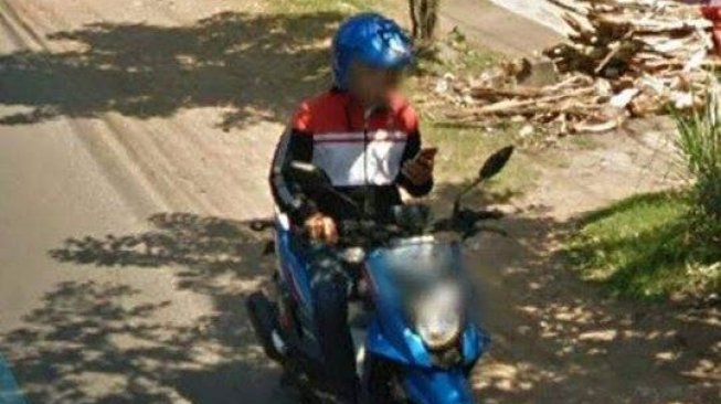 Terpantau Google Street, Aksi Pemotor Main HP ini Berakhir Merana