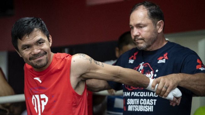 Ikon tinju Filipina, Manny Pacquiao (kiri), tengah berlatih didampingi pelatih fisik dan kebugarannya, Justin Fortune, Kamis (6/6/2019). Pacquiao dijadwalkan bertarung melawan Keith Thurman pada 20 Juli mendatang. [AFP/Noel Celis]