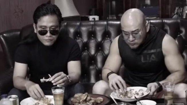 Deddy Corbuzier dan Gus Miftah. [YouTube]