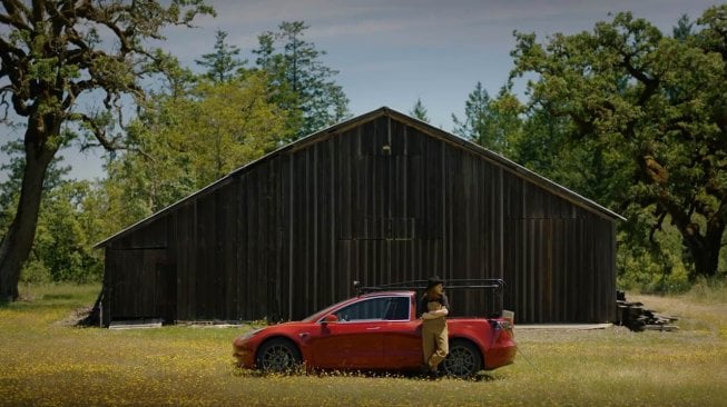 Tesla Tak Kunjung Produksi Mobil Pikap, YouTuber Wanita Ini Buat Sendiri