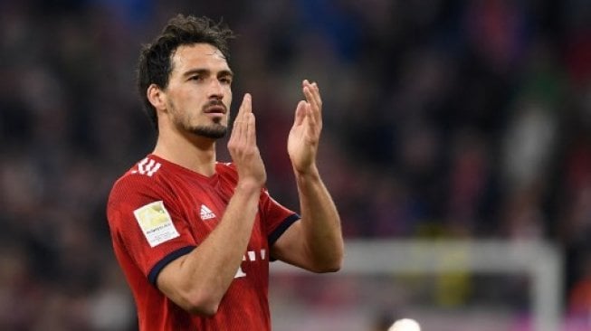 Mats Hummels menyapa fans usai pertandingan Bayern Munich di Bundesliga [AFP]