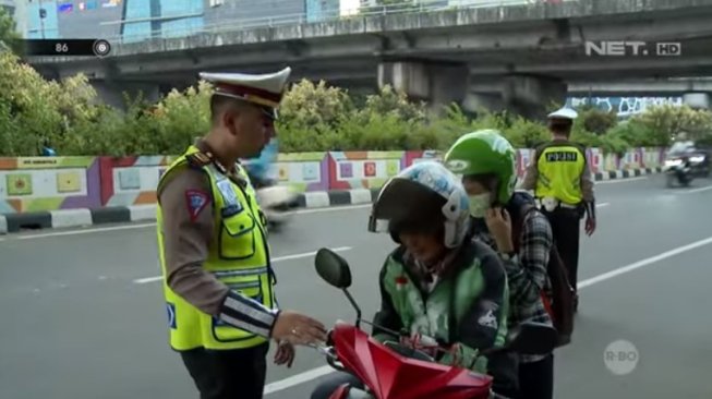 Abang ojol lupa tak berikan helm ke penumpang. (YouTube/ 86 & Custom Protection NET)