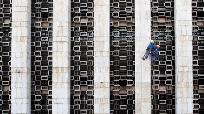 Pekerja menyelesaikan pemugaran (renovasi) sejumlah bagian bangunan di Masjid Istiqlal, Jakarta, Rabu (19/6). [Suara.com/Arief Hermawan P]