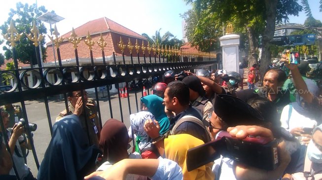 Ratusan Wali murid melakukan aksi tolak sistem zonasi PPDB 2019 di depan Gedung Negara Grahadi Surabaya, Jawa Timur. (Suara.com/Dimas Angga Perkasa)