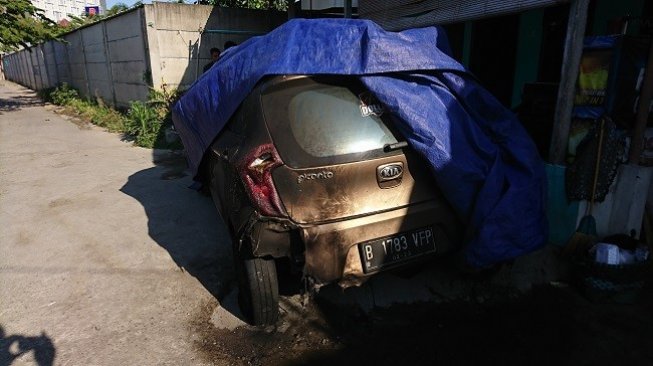 Pria Ngamuk Ditolak ML sama Pacar, Bakar Mobil Kakak di Taman Menara Maju