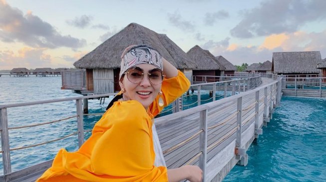 Gaya Syahrini saat berlibur ke Bora Bora, Prancis. [instagram/princessyahrini]