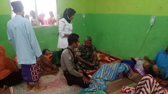 Sebanyak 39 warga Kampung Pasir Gadung, Desa Sangiang dirawat di Puskesmas Mancak akibat keracunan ikan pindang. [Suara.com/Yandhi Deslatama]