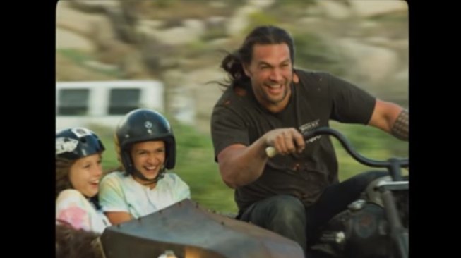 Jason Momoa naik motor bersama dua anaknya. (YouTube/Jason Momoa)