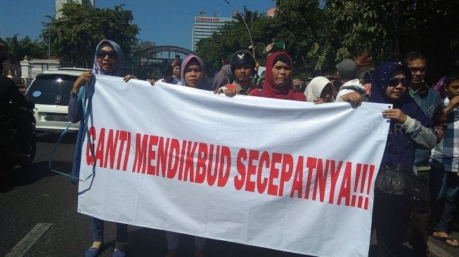 Demo Tolak Sistem Zonasi PPDB 2019 di Surabaya, Emak-emak: Ganti Mendikbud