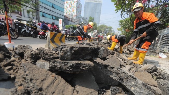 Pekerja menyelesaikan penataan Trotoar Cikini dan Kramat di kawasan Cikini, Jakarta Pusat, Rabu (19/6). [Suara.com/Muhaimin A Untung]