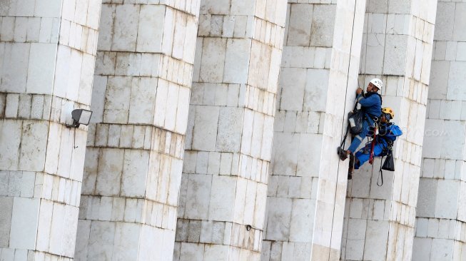 Pekerja menyelesaikan pemugaran (renovasi) sejumlah bagian bangunan di Masjid Istiqlal, Jakarta, Rabu (19/6). [Suara.com/Arief Hermawan P]