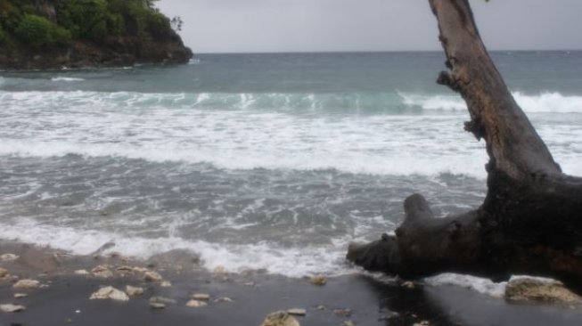 Pantai Pasir Hitam di Pulau Sabang. (Suara.com/Silfa Humairah)