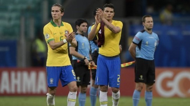 Pemain Brasil Filipe Luis (kiri) dan Thiago Silva memberikan aplaus kepada suporternya usai pertandingan melawan Venzuela yang berakhir imbang tanpa gol di Copa America. Juan MABROMATA / AFP