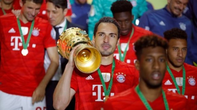 Mats Hummels memboyong trofi DFB Pokal bersama Bayern Munich di musim 2018/19 [AFP]