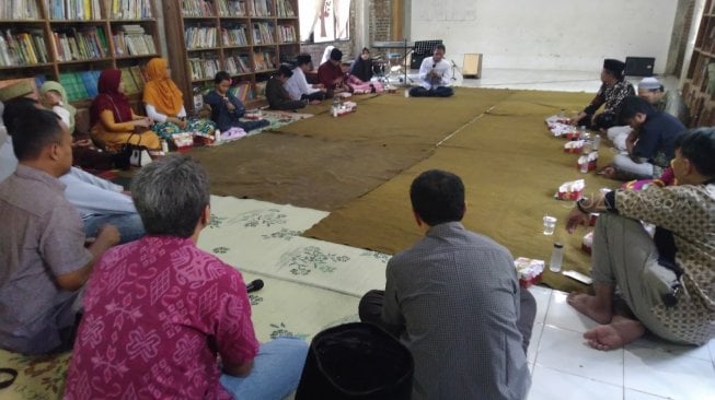 Suasana musyawarah pendamping dan wali murid dalam halal bi halal KBQT di resource center KBQT Jalan R Mas Said Nomor 12 Kalibening, Kecamatan Tingkir, Kota Salatiga, Sabtu (15/6/2019). [Suara.com / Muhamad AM]