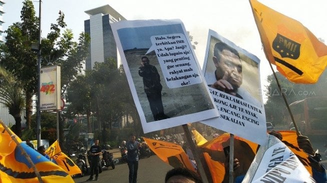 Puluhan mahasiwa saat berdemo di depan kantor Balai Kota. (Suara.com/Tio)