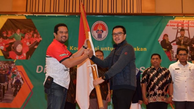 Menpora Serahkan Bendera Merah Putih ke Tim Jelajah Gowes Nusantara