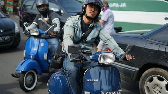 Naik Vespa yang disbutnya laskar kopling [Instagram: agunghercules88].