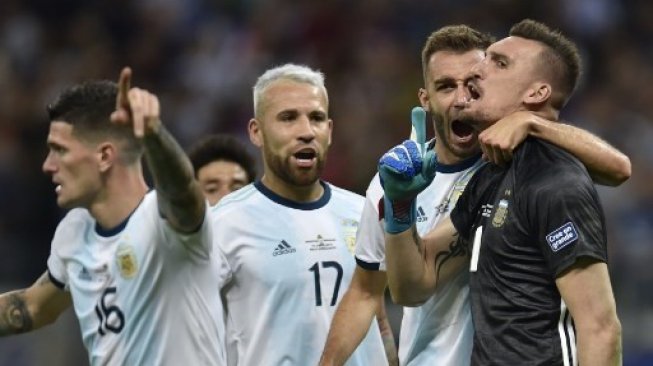 Reaksi kiper Argentina Franco Armani (kanan) setelah menggagalkan tendangan penalti Derlis Gonzalez di Copa America 2019. Douglas Magno / AFP