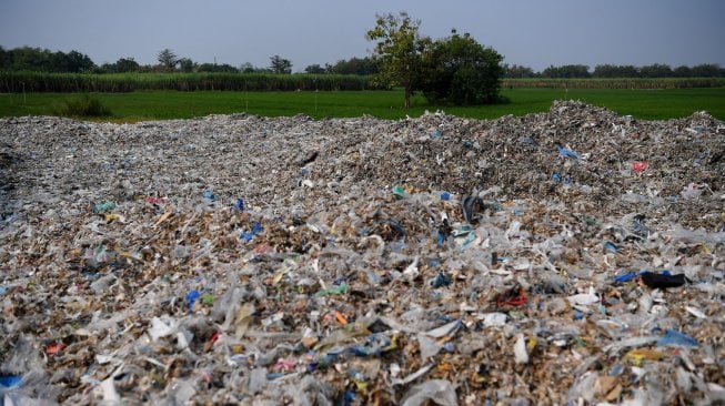 Tumpukan sampah kertas yang diimpor oleh sebuah perusahaan pabrik kertas sebagai bahan baku kertas di Mojokerto, Jawa Timur, Rabu (19/6). [ANTARA FOTO/Zabur Karuru]