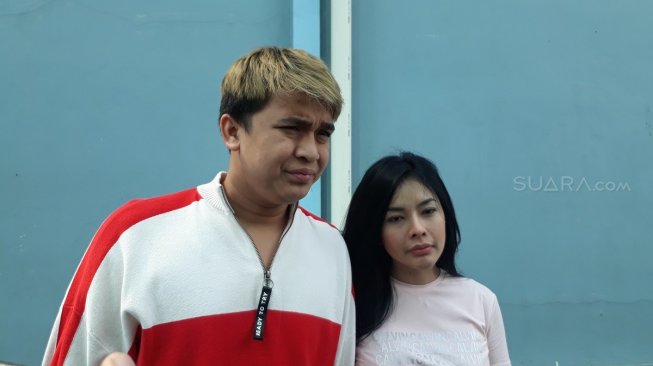 Billy Syahputra dan kekasihnya, Elvia Cerolline, di Jalan Kapten P. Tendean, Mampang Prapatan, Jakarta Selatan, Kamis (20/6/2019). [Sumarni/Suara,com]