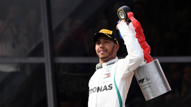 Pebalap Mercedes, Lewis Hamilton menjuarai F1 GP Prancis 2018, Minggu (24/6). [AFP/Boris Horvat]