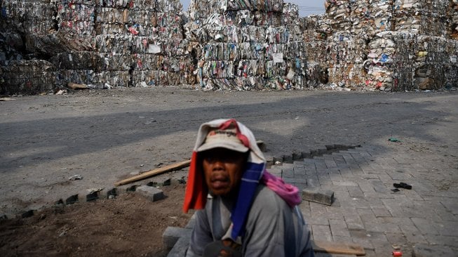 Tumpukan sampah kertas yang diimpor oleh sebuah perusahaan pabrik kertas sebagai bahan baku kertas di Mojokerto, Jawa Timur, Rabu (19/6). [ANTARA FOTO/Zabur Karuru]