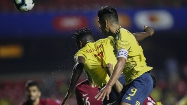 Pemain Kolombia Duvan Zapata (kiri)  menyundul bola guna menjebol gawang Qatar di Copa America 2019. Miguel SCHINCARIOL / AFP