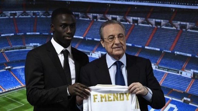 Ferland Mendy bersama Presiden Real Madrid, Florentino Perez. (OSCAR DEL POZO / AFP)