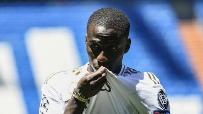 Ferland Mendy saat diperkenalkan sebagai pemain baru Real Madrid di Santiago Bernabeu, Rabu (19/6/2019) waktu setempat. (OSCAR DEL POZO / AFP)