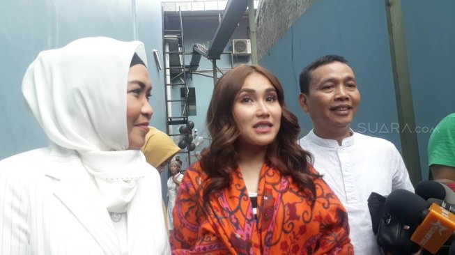 Ayu Ting Ting Bukan Pelit ke Pengemis, Ayah Rozak Ungkap Alasannya