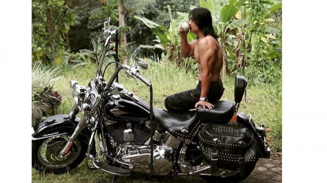 Agung Santoso alias Agung Hercules dan moge kesayangannya [Instagram: agunghercules88].