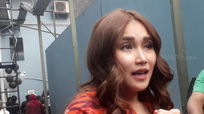 Ayu Ting Ting saat ditemui di Kapten P. Tendean, Mampang Prapatan, Jakarta Selatan, Kamis (20/6/2019). [Sumarni/Suara.com]