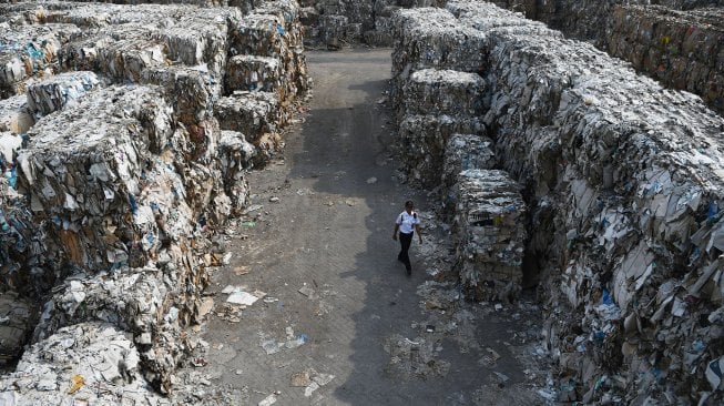 Tumpukan sampah kertas yang diimpor oleh sebuah perusahaan pabrik kertas sebagai bahan baku kertas di Mojokerto, Jawa Timur, Rabu (19/6). [ANTARA FOTO/Zabur Karuru]