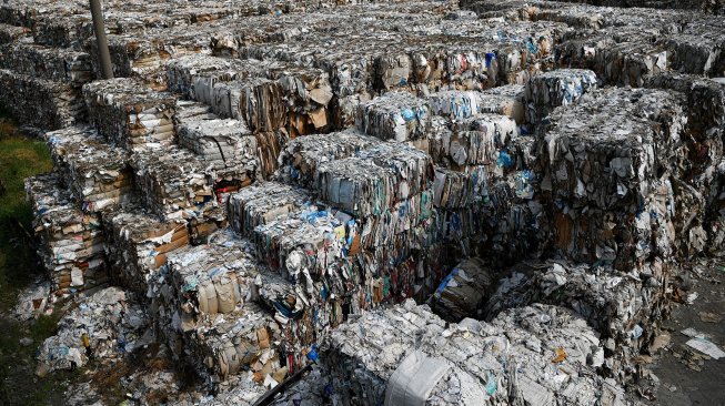 Tumpukan sampah kertas yang diimpor oleh sebuah perusahaan pabrik kertas sebagai bahan baku kertas di Mojokerto, Jawa Timur, Rabu (19/6). [ANTARA FOTO/Zabur Karuru]