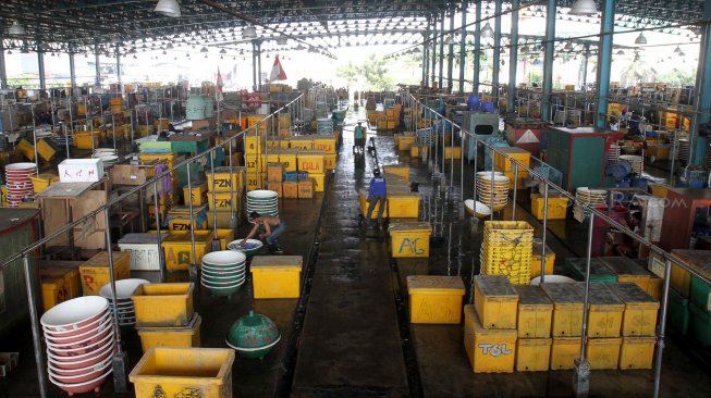 Aktivitas di Pasar Ikan Muara Angke, Jakarta, Kamis (20/6). [Suara.com/Arief Hermawan P]