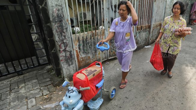 Warga berbelanja kebutuhan pokok saat kegiatan program pangan murah di Ruang Terpadu Ramah Anak (RPTRA) Saharjo Mentas, Jakarta, Kamis (20/6). [Suara.com/Muhaimin A Untung]