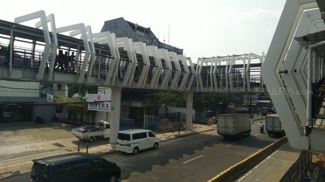 Penampakan Skybridge LRT Velodrome-Halte Pemuda, Jakarta Timur. (Suara.com/Tio).