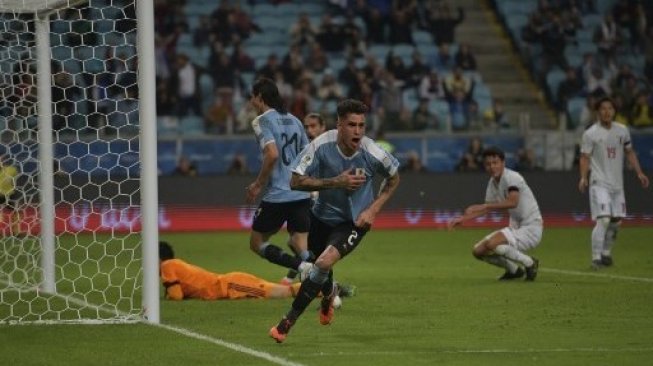 Pemain Uruguay Jose Maria Gimenez merayakan golnya ke gawang Jepang dalam laga grup C Copa America 2019. Carl DE SOUZA / AFP