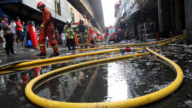 Kondisi gudang kembang api usai kebakaran di kawasan Pasar Pagi,  Jalan Asemka, Tambora, Jakarta, Jumat (21/6). [Suara.com/Arief Hermawan P]