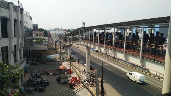 Penampakan Skybridge LRT Velodrome-Halte Pemuda, Jakarta Timur. (Suara.com/Tio).