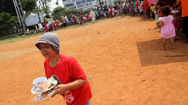 Warga mengantre untuk membeli makanan murah di kawasan Pademangan, Jakarta, Jumat (21/6). [Suara.com/Arief Hermawan P]