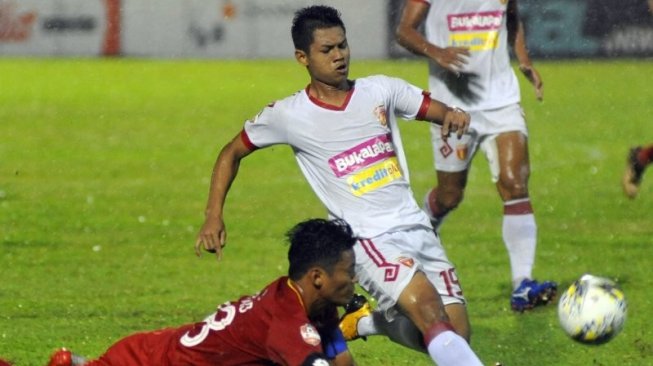 Pertandingan Semen Padang vs Perseru Badak Lampung di Stadion Haji Agus Salim, Jumat (21/6/2019) [Antara]