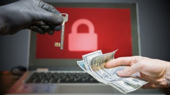 Ilustrasi uang tebusan diserahkan agar peretas membuka akses komputer yang dikunci oleh ransomware. [Shutterstock]
