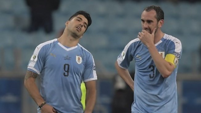 Reaksi dua pemain Uruguay Luis Suarez (kanan) dan Diego Godin di akhir pertandingan setelah bermain imbang 2-2 dengan Jepang di Copa America 2019. Carl DE SOUZA / AFP