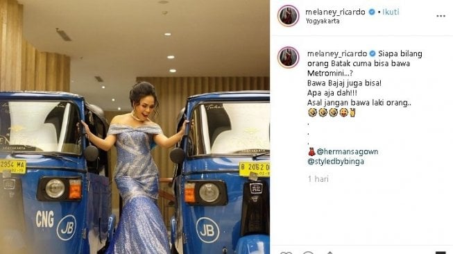 Melaney Ricardo berpose dengan bajaj. (Instagram/@melaney_ricardo)